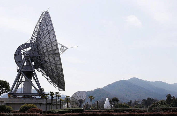 前編】大小23基ものパラボラアンテナが咲き乱れる | KDDIトビラ